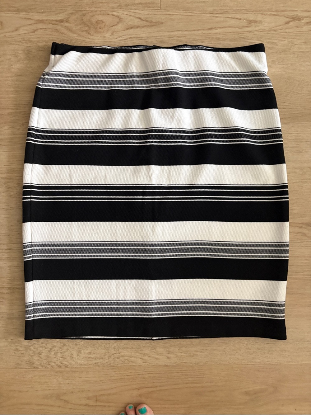 Roz & Ali Black and White Striped Pencil Skirt